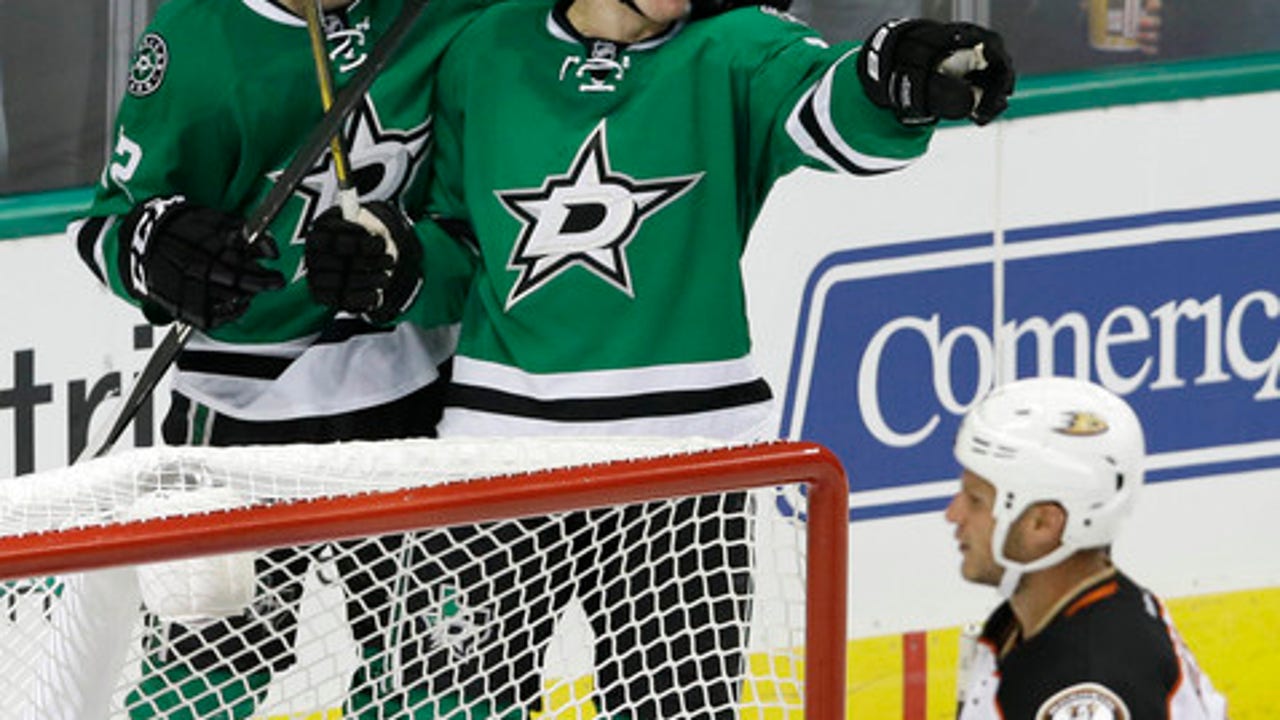Stars win 4-2 over Ducks in opener matching division champs